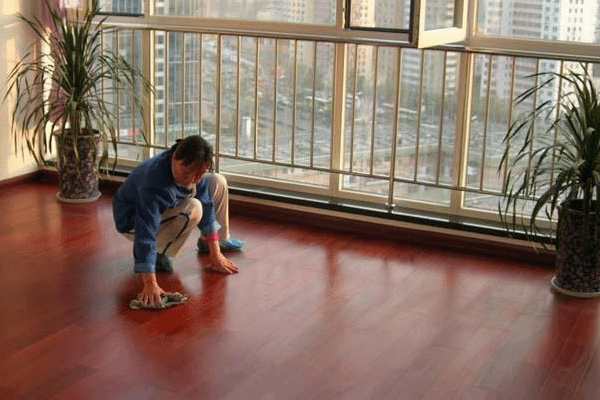 地板打蜡需注意 勿盲目保养