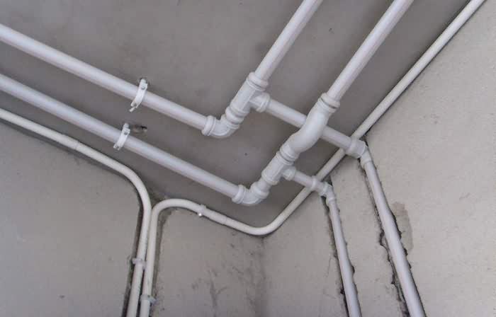 开槽施工需注意，冷热水管要区分