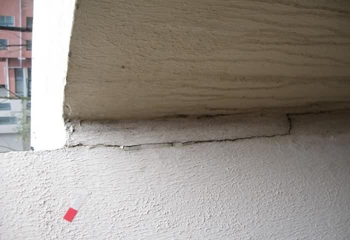 新房阳台墙面裂缝原因及补救措施