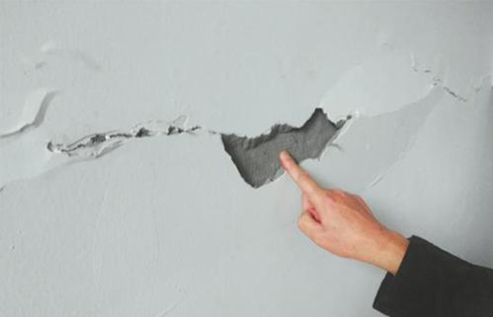 墙面裂缝怎么处理不要盲目，先把准确原因找到是关键