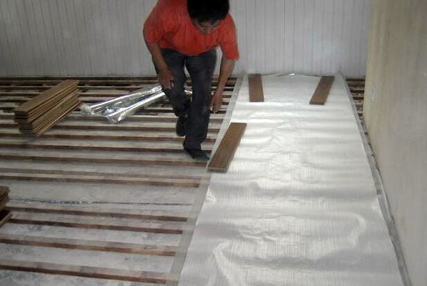 使用木地板防潮垫的方法 做好地板防潮