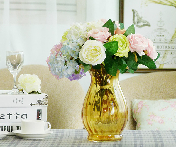 为家居选购一款花瓶 让花饰装扮你的生活