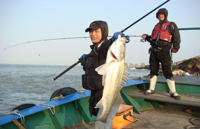 初春海钓路亚底栖鲈鱼的四个技巧