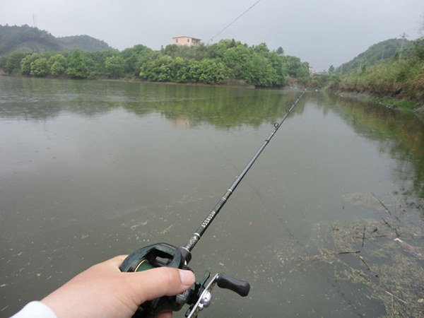 浅谈路亚双轴卷线器的抛投技巧