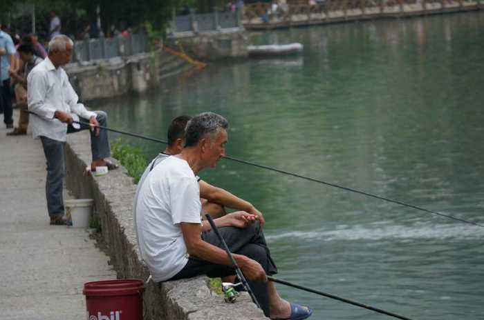 想学钓鱼，找个老师带还是自学？给你一点小建议