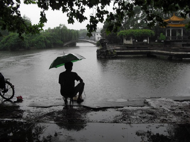 新手刚学钓鱼一定要切记！夏季这四种雨天不宜钓鱼