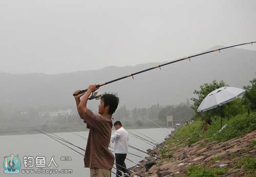 抛竿钓鱼如何判断鱼咬钩的信号