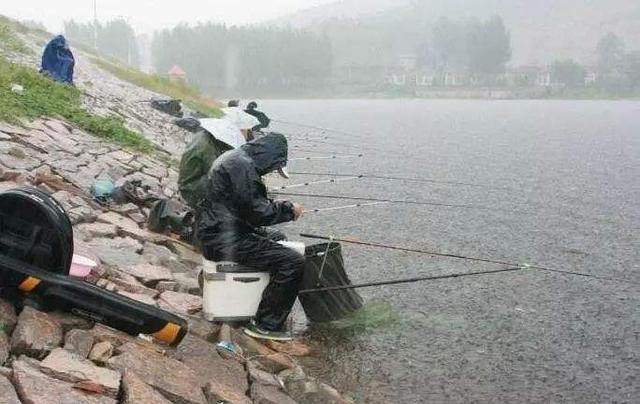 入秋下雨天钓鱼，钓深还是钓浅，就看这两个指标了