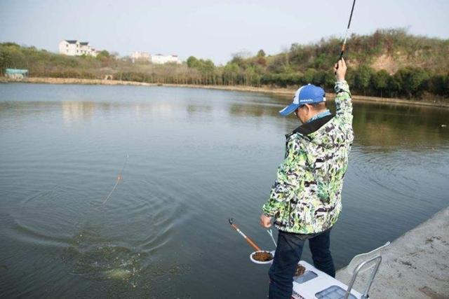 冬钓鱼获总不好？老钓手提醒：那是你浮漂没调好