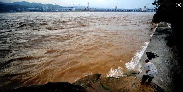 一夜暴雨长江河水疯涨5米，钓友该如何垂钓