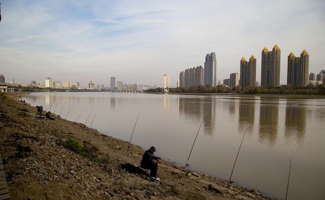 湖库江河中如何用海竿垂钓鲤鱼？谈技巧和装备选择