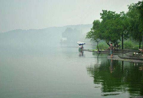 下暴雨时最好还是不要钓鱼，暴雨后就要抓住机会了