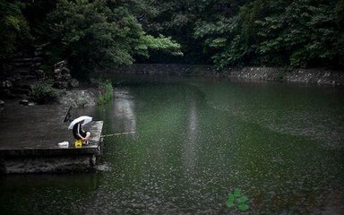 夏季雨天钓鱼，该如何选钓位？