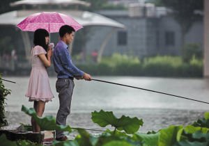 夏季大雨后江河边钓退水鱼的方法