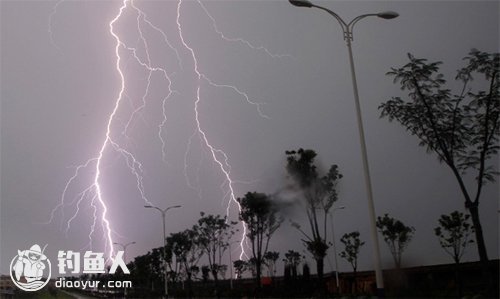 浅谈夏天五种不适合钓鱼的下雨天气