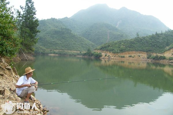 水库钓鱼的鱼竿选择技巧