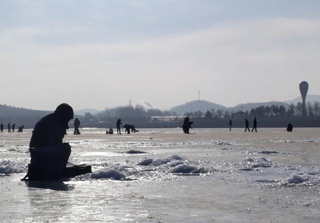 冰钓选点难？透过积雪、冰层看温差，巧定钓位