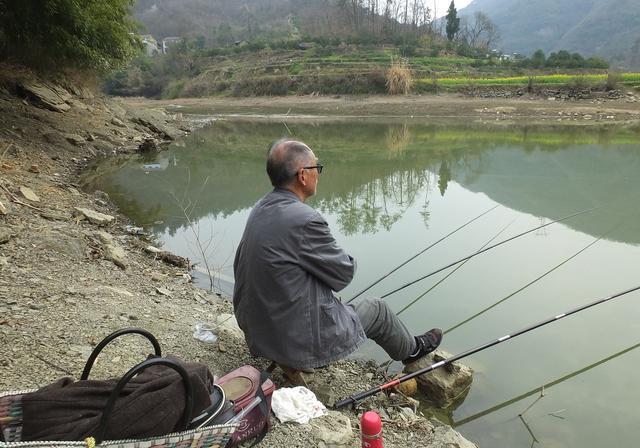 钓位、饵料、窝料一样，别人连竿你没鱼？错2点就是喂鱼