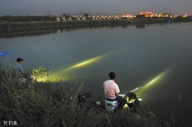 夏季夜钓找钓点找鱼的技巧和注意事项