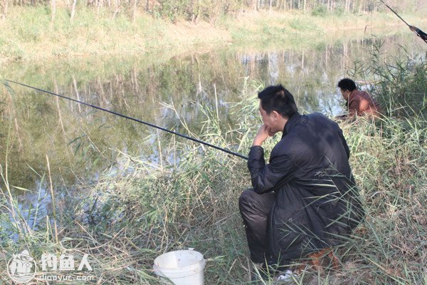 野钓避小鱼闹窝技巧及浮漂灵敏度选择