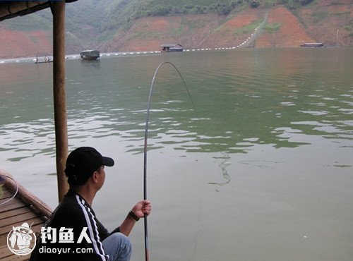 浅析手竿小钩细线钓大鱼技巧