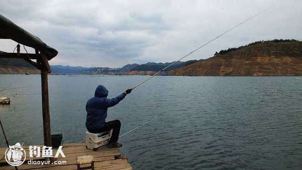 海竿钓鱼的提竿时机与遛鱼技巧