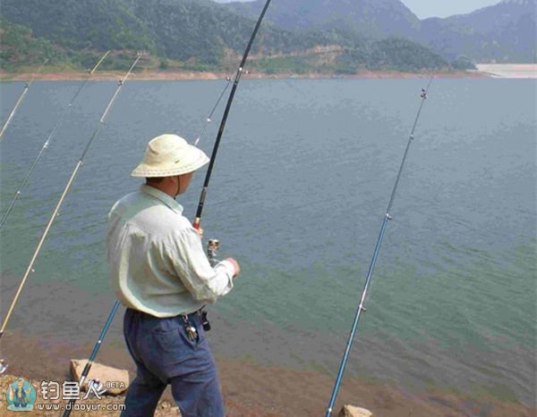 海竿抛投钓法的精准定位法探讨