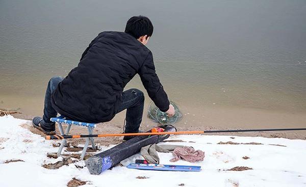 下雪天，钓友这样垂钓，渔获满篓很容易