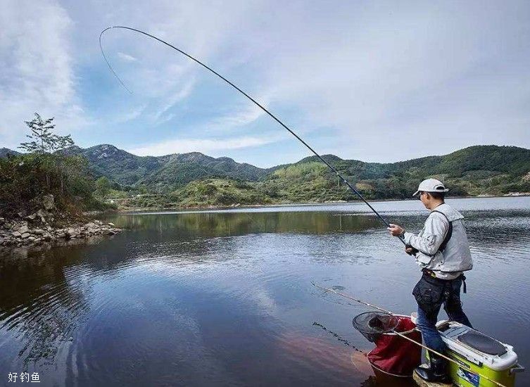 冬季钓鱼打窝还用打窝器？用上这几招鱼儿早就进窝了