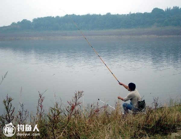 春季水位下降库钓落水鱼技巧