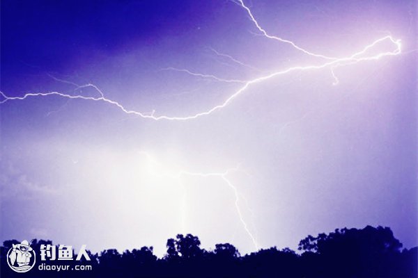 夏天雷雨天钓鱼的安全注意事项