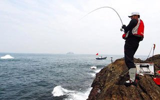 夏天持海竿钓大鱼的技巧