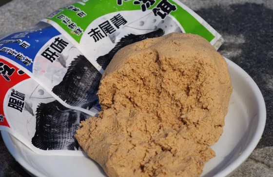 饵料中添加赤尾青，效果会意想不到，详述这款虾饵的使用技巧