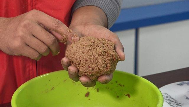 老者用这款“神饵”在七里河钓鱼，让他成为整条河最靓的“仔”