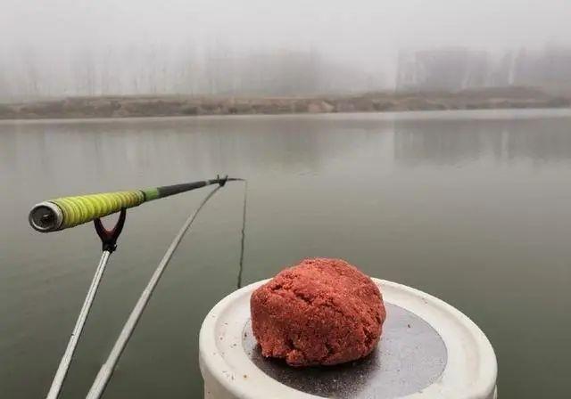 老者用这款“神饵”在七里河钓鱼，让他成为整条河最靓的“仔”