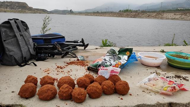 饵料腥味分植物腥和动物腥，两者诱钓效果不同，用对了事半功倍