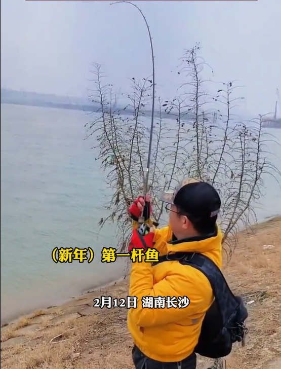 湖南一男子钓获大鳡鱼，因抱不动拖着走，网友：江里能钓鱼？