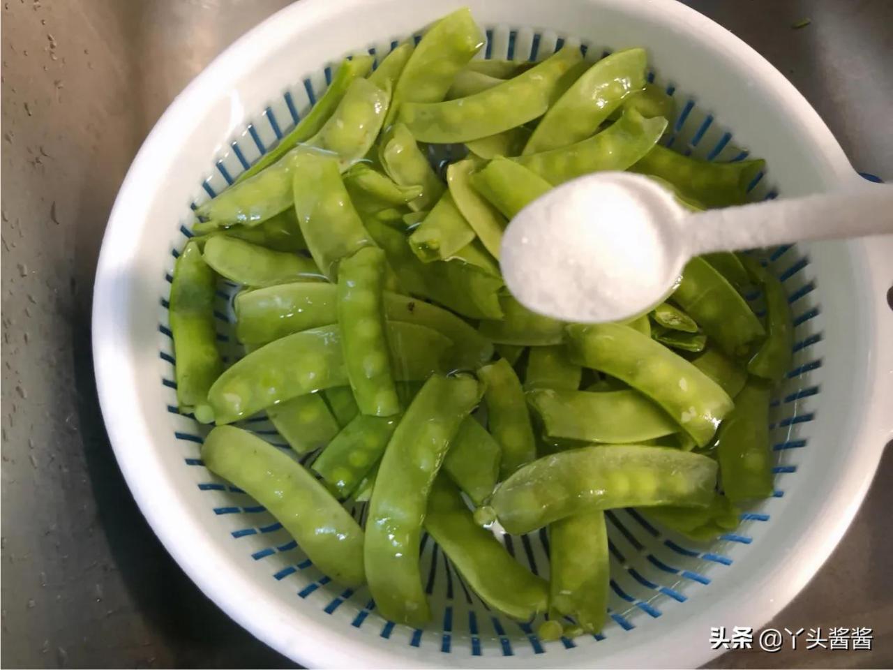 荷兰豆焯水再炒，颜色翠绿口感脆爽，尝尝这道美味蒜苗荷兰豆炒花生米吧！