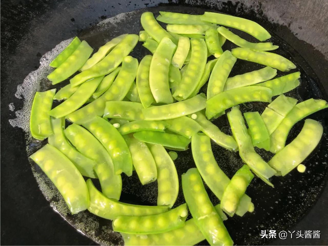 荷兰豆焯水再炒，颜色翠绿口感脆爽，尝尝这道美味蒜苗荷兰豆炒花生米吧！