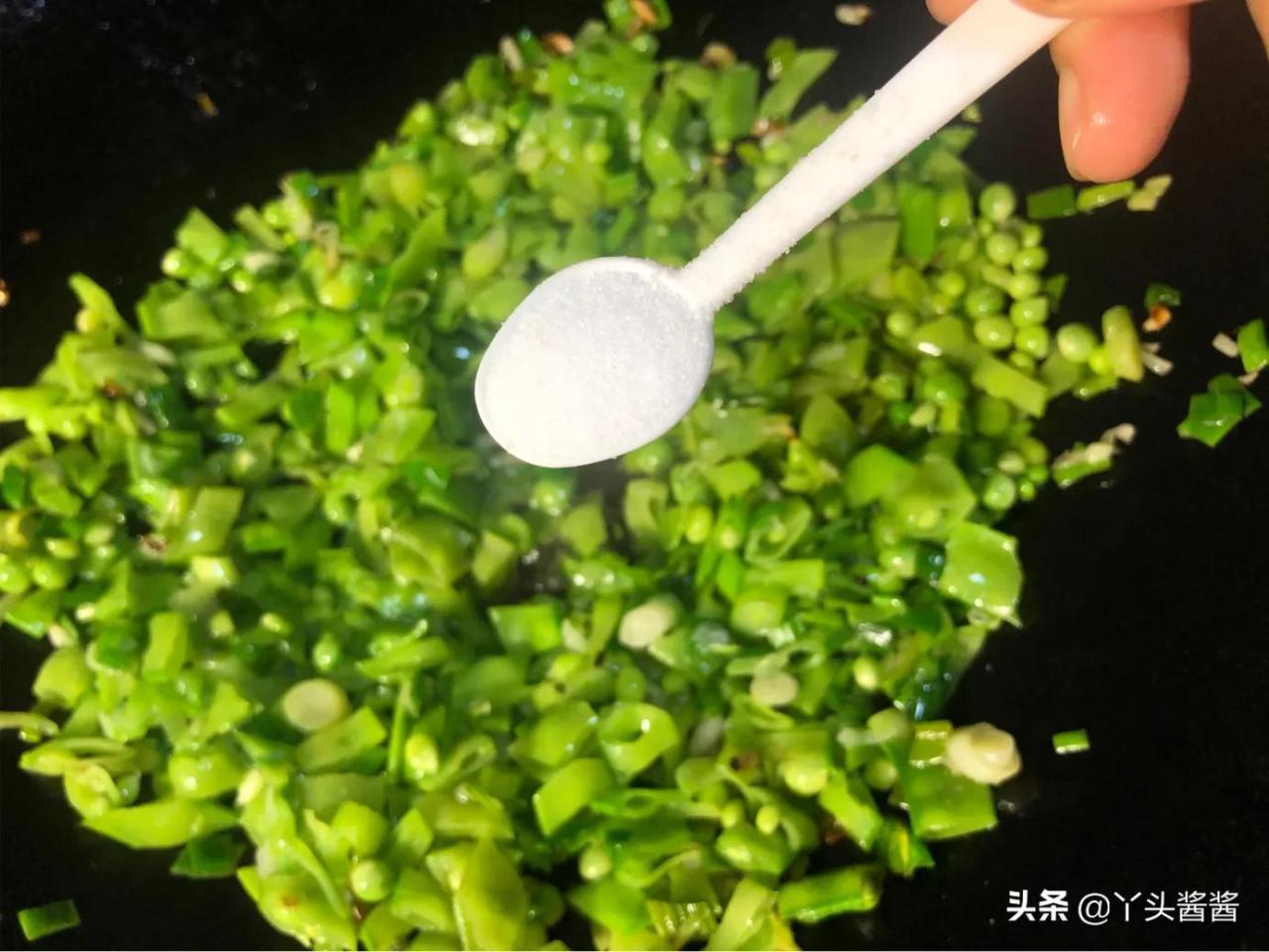 荷兰豆焯水再炒，颜色翠绿口感脆爽，尝尝这道美味蒜苗荷兰豆炒花生米吧！