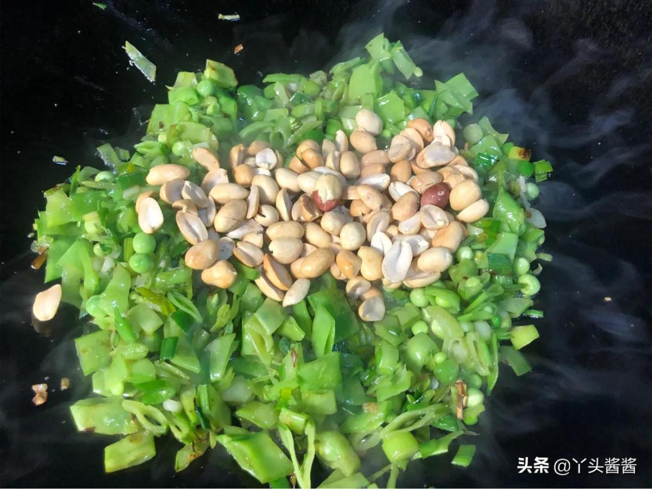 荷兰豆焯水再炒，颜色翠绿口感脆爽，尝尝这道美味蒜苗荷兰豆炒花生米吧！