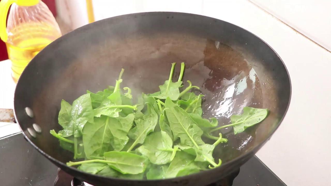 营养丰富的菠菜蛋花汤做法分享，口感健康又美味！