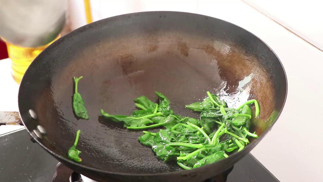 营养丰富的菠菜蛋花汤做法分享，口感健康又美味！