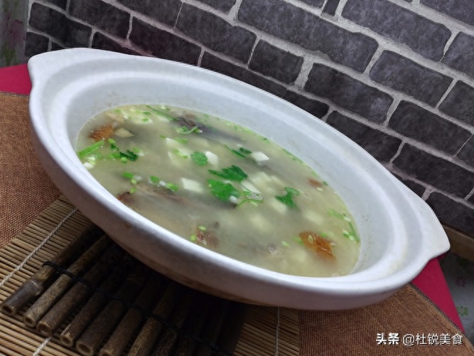 鸭架豆腐汤的简单制作方法，美味又节省食材浪费