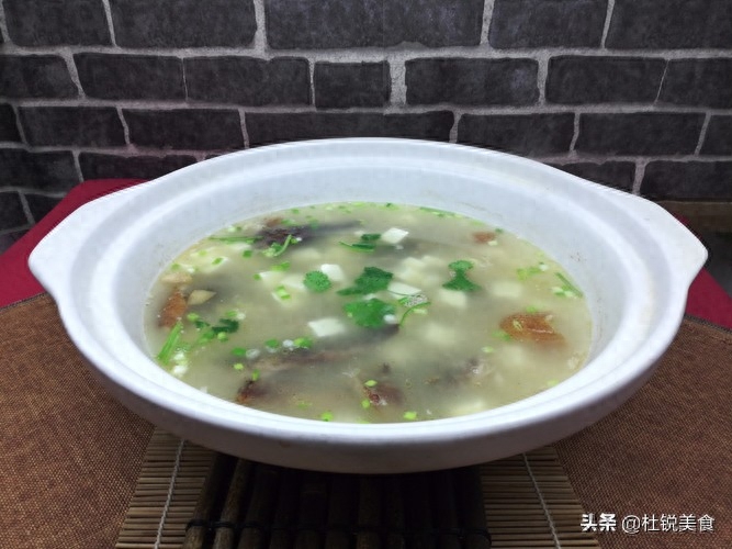 鸭架豆腐汤的简单制作方法，美味又节省食材浪费