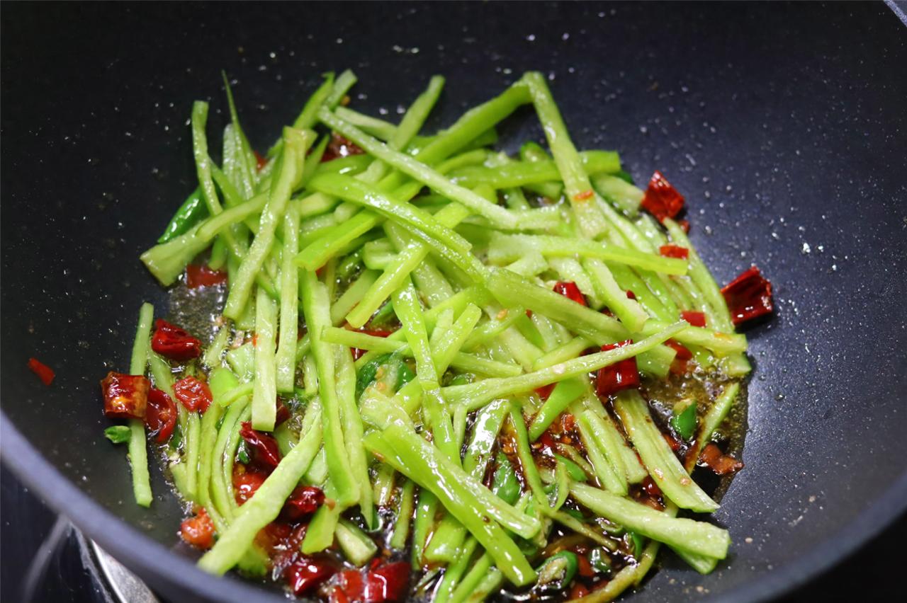 丰富菌类食材的烹饪方法，金针菇鲜味爆发！