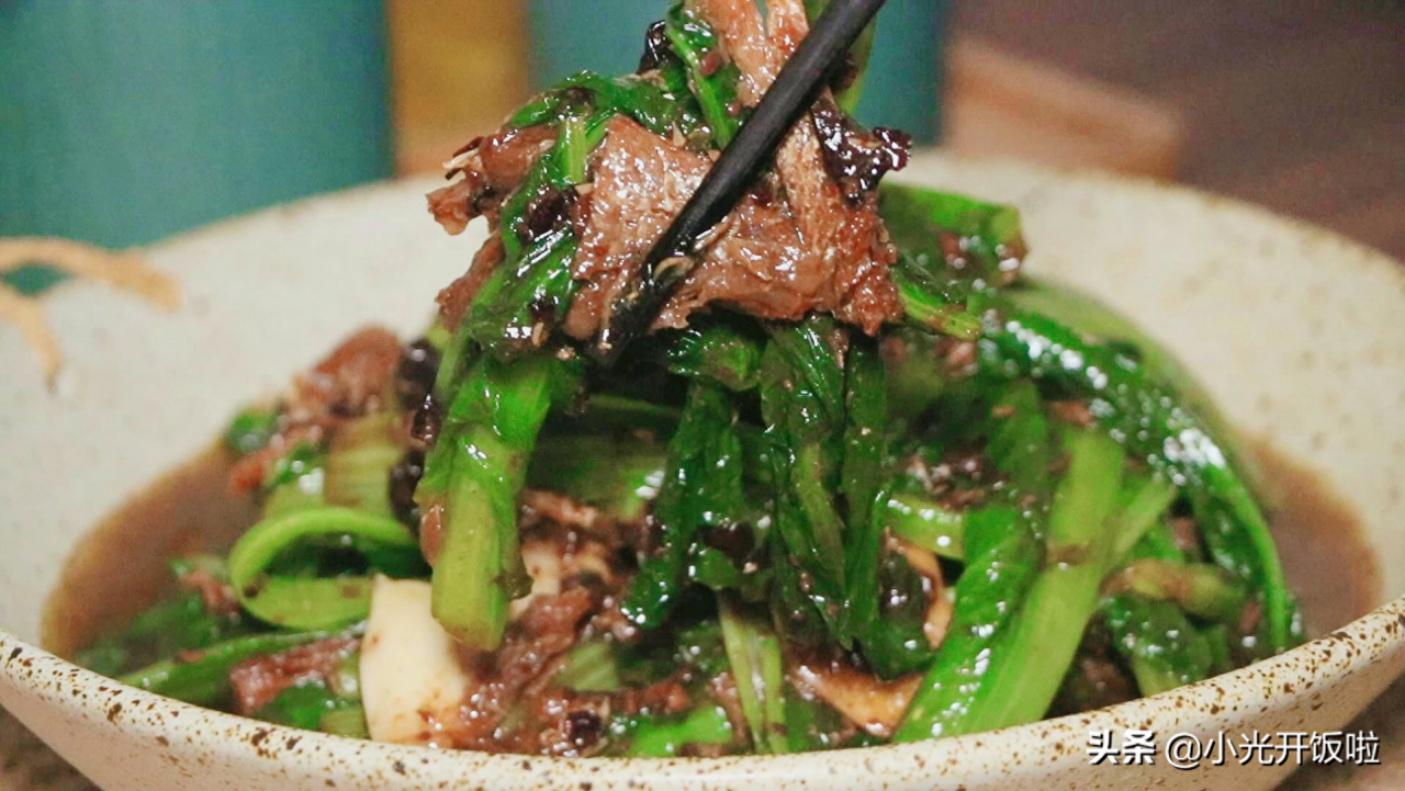 广东大排档美食：油麦菜炒豆豉鲮鱼，童年味道回归，教你保持翠绿又好吃的秘诀！