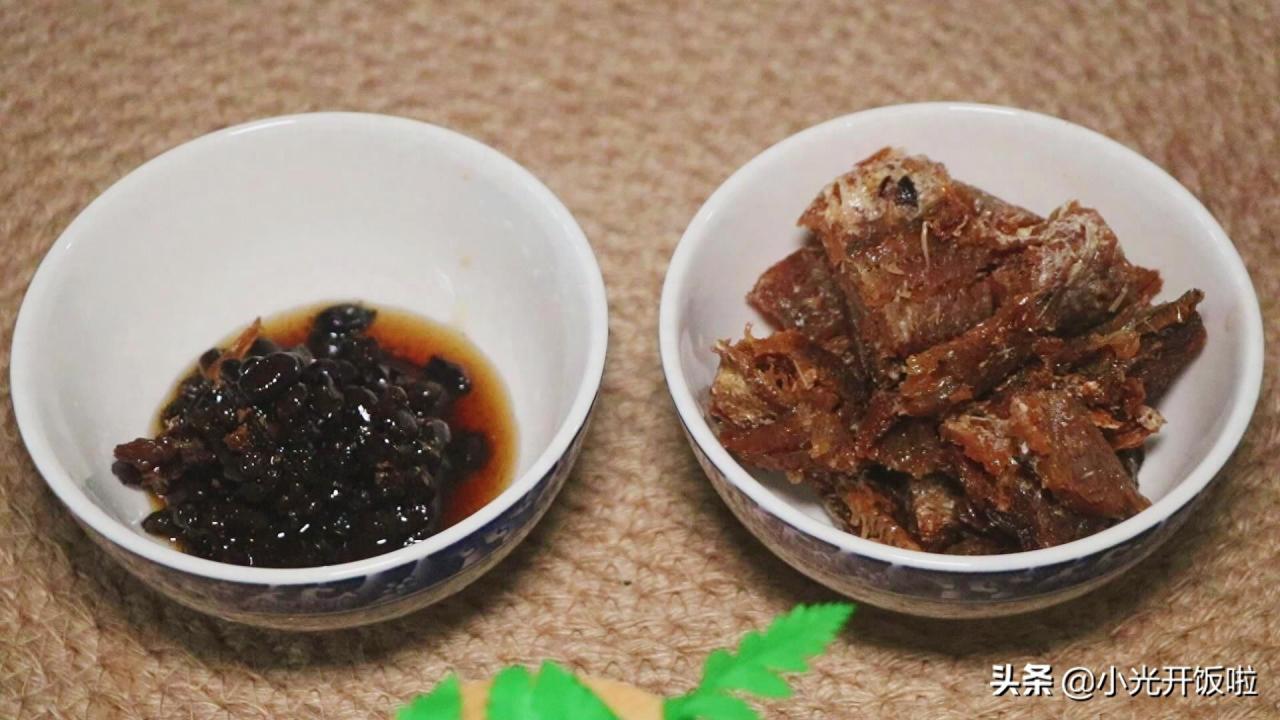 广东大排档美食：油麦菜炒豆豉鲮鱼，童年味道回归，教你保持翠绿又好吃的秘诀！