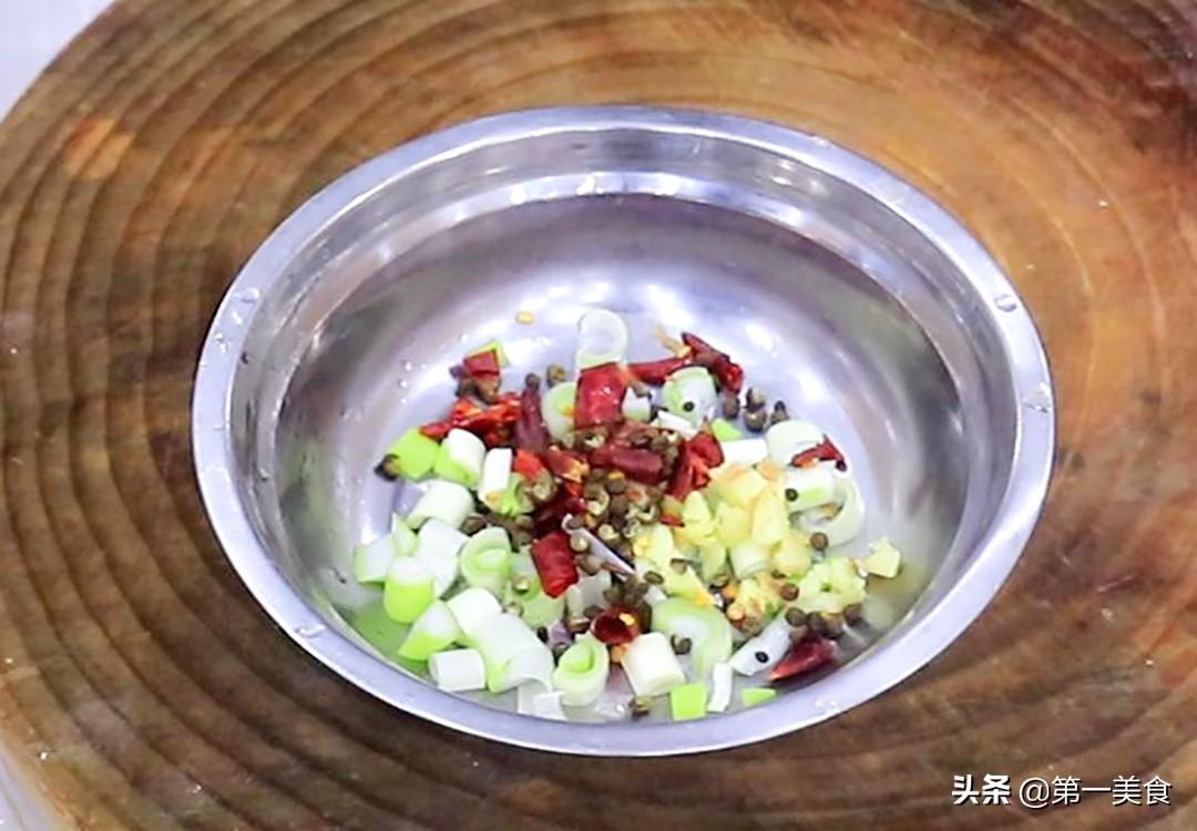 【家常美食】口水鸡的家常做法，鸡皮鲜香，口感绝佳！