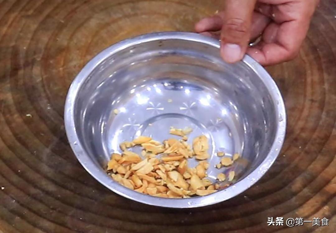 【家常美食】口水鸡的家常做法，鸡皮鲜香，口感绝佳！